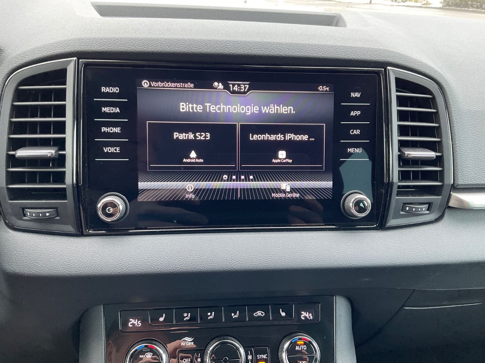 Fahrzeugabbildung SKODA Karoq 1.5l TSI DSG Tour,AHK,Navi,Kamera