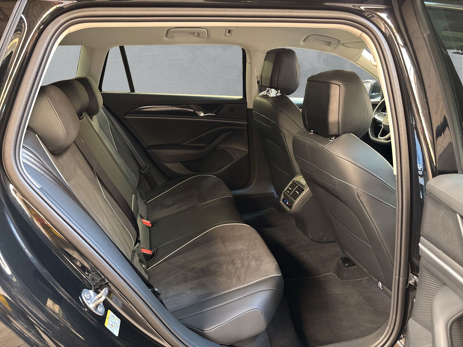 Fahrzeugabbildung Volkswagen Passat Variant 1.5 TSI eHybrid Business AHK HuD