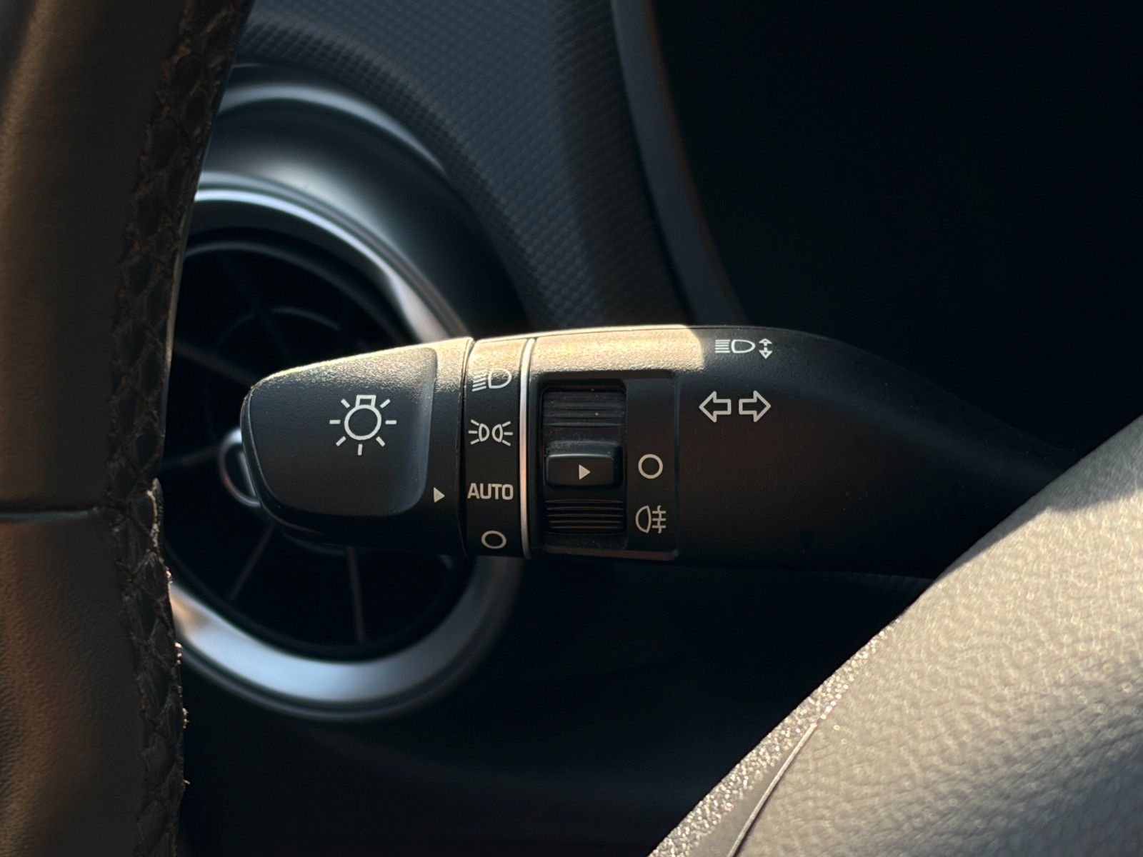 Fahrzeugabbildung Hyundai KONA E Select SHZ LHZ ACC PDC LKA Navi CarPlay