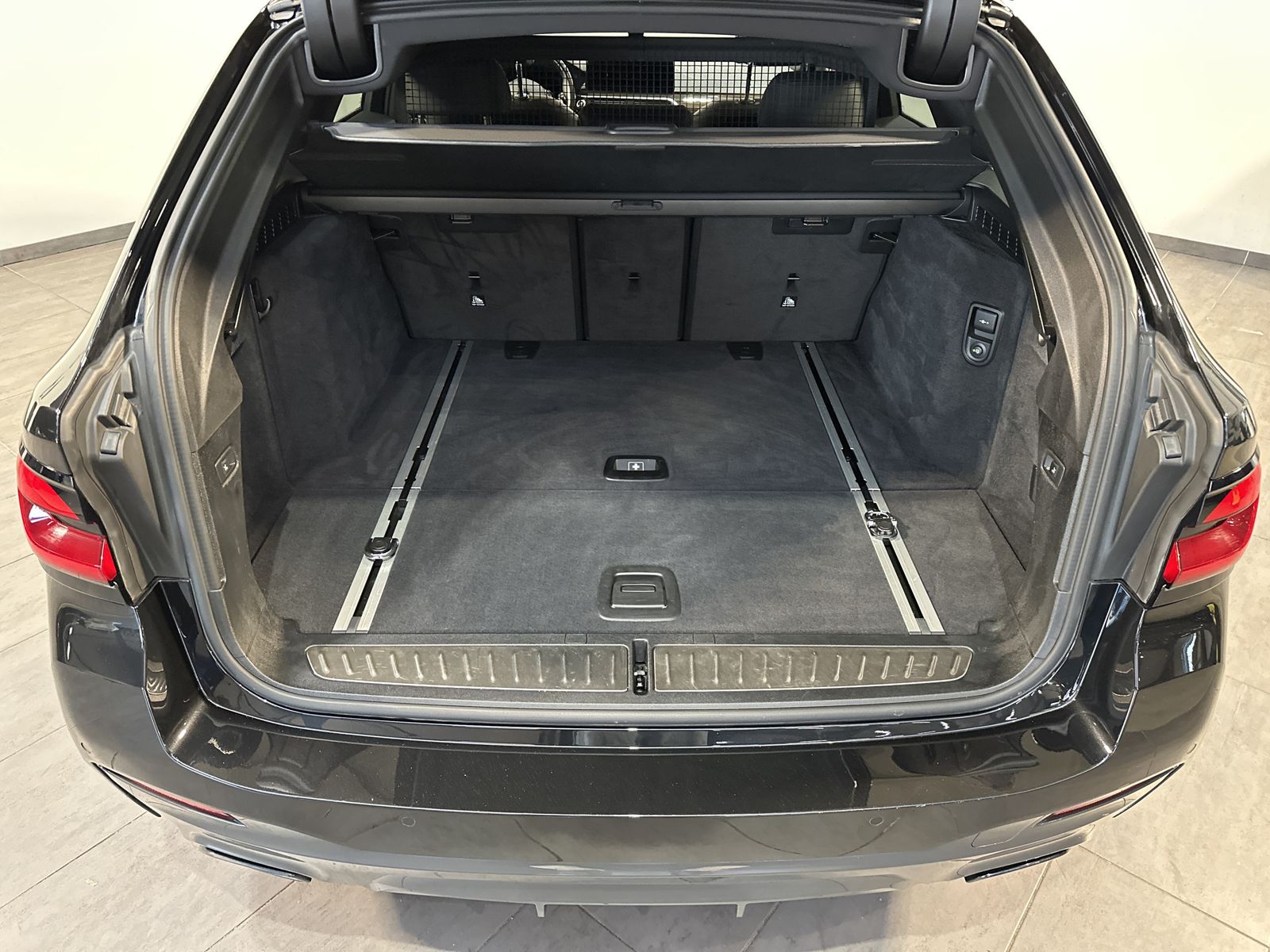 Fahrzeugabbildung BMW 530i Touring xDrive M-Sport NAV+LED+AHK+HUD+H&K