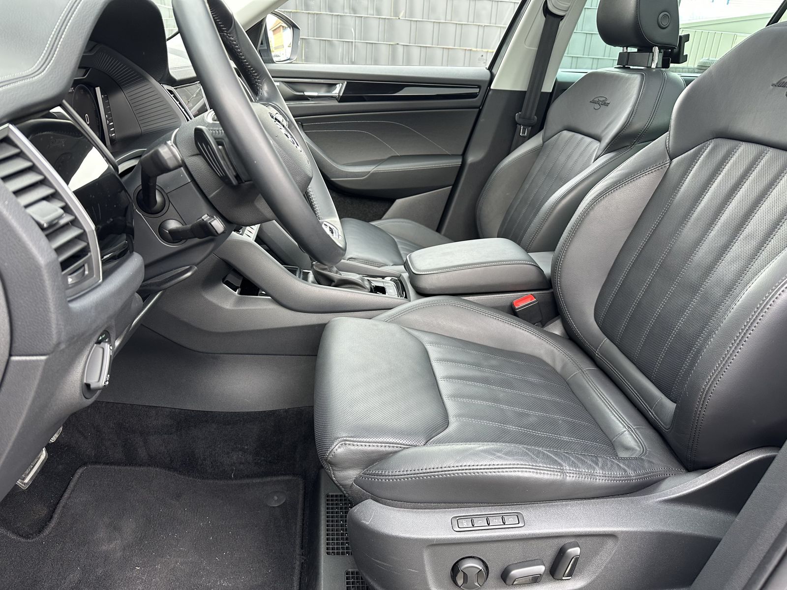 Fahrzeugabbildung SKODA Kodiaq L&K NAV+MATRIX+PANO+ACC+360°+19ZO+CARPLAY
