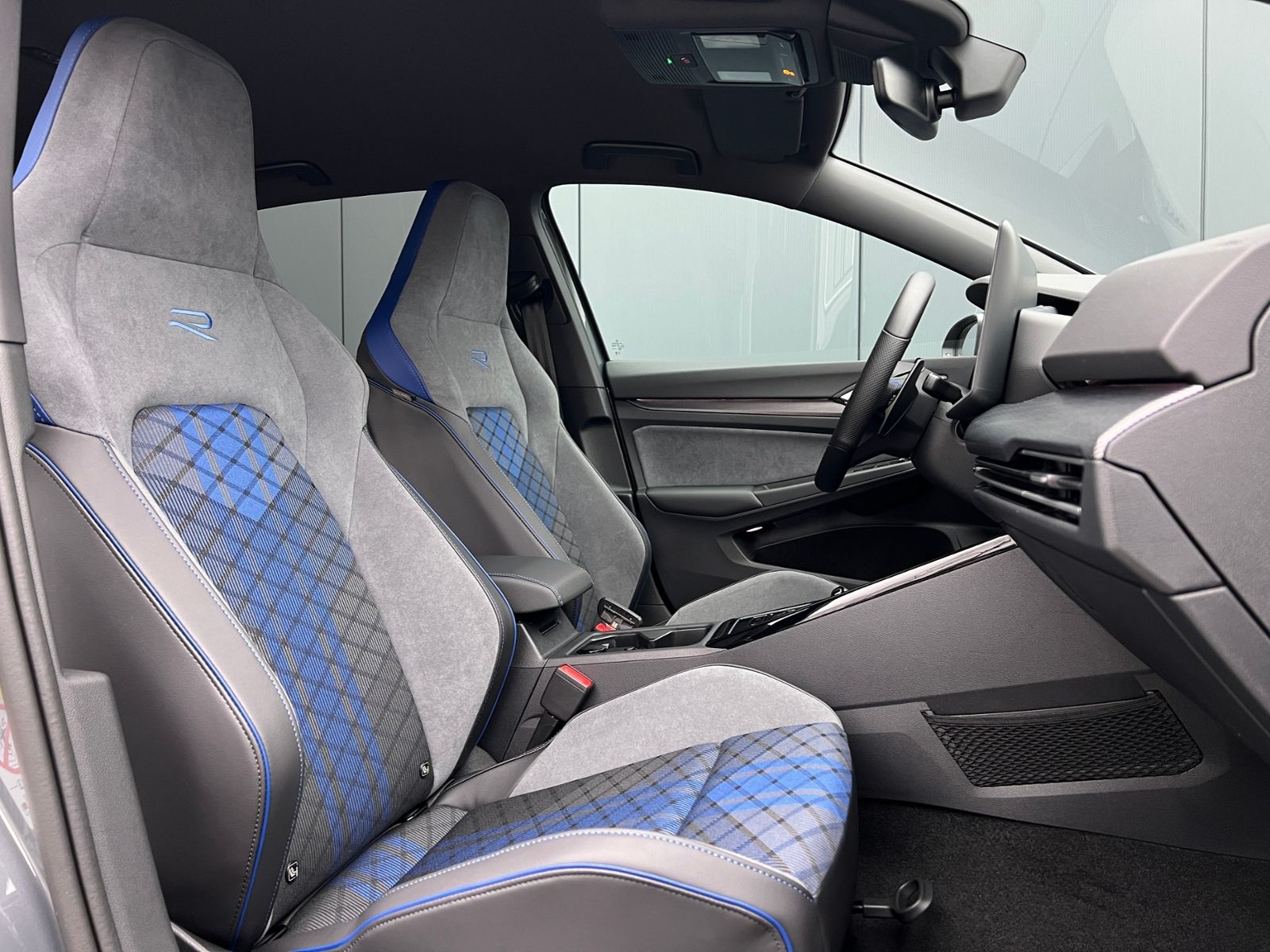 Fahrzeugabbildung Volkswagen Golf VIII R 2.0 TSI DSG 4MOTION *IQ.Light, Black