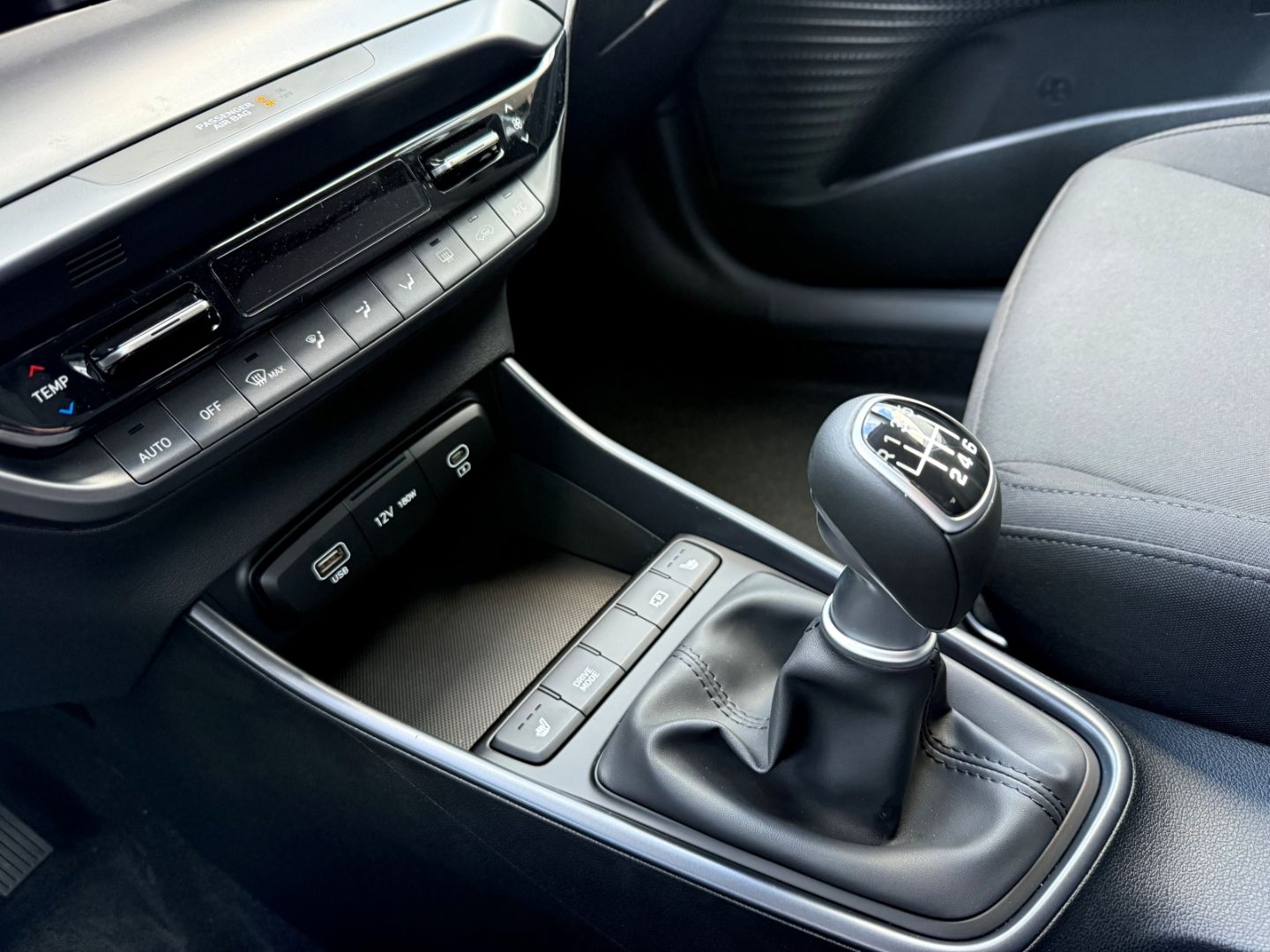 HYUNDAI i20 Select Family Navi Apple CarPlay Android Aut - Image 24