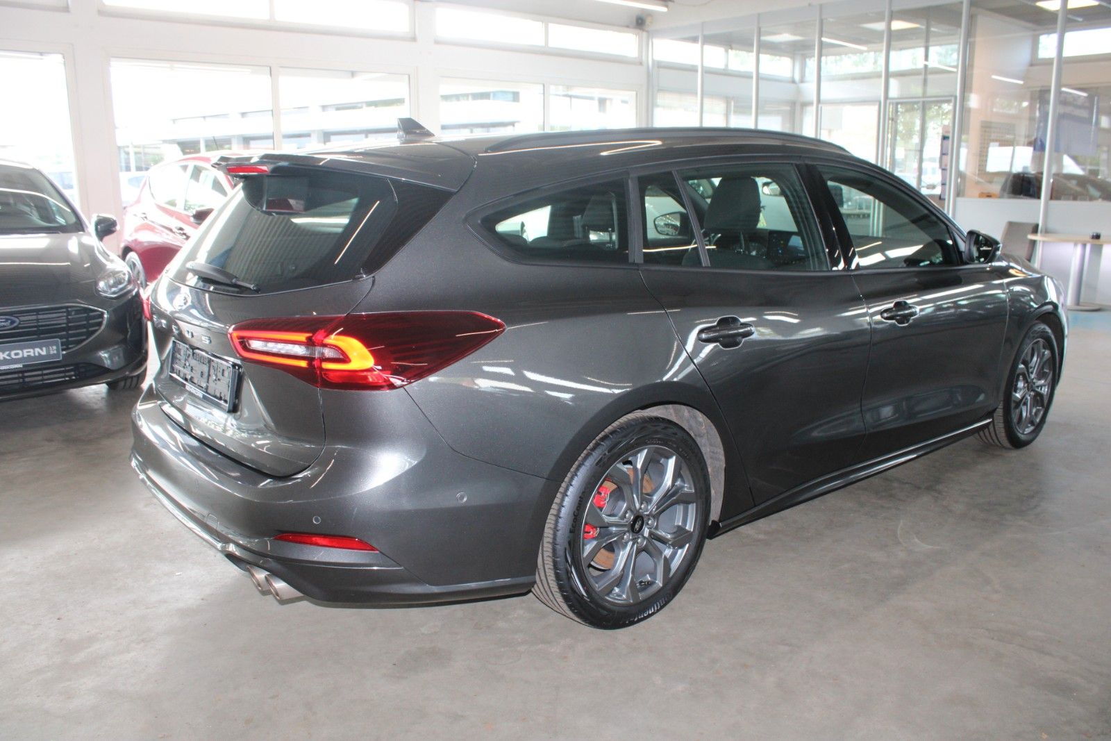 Fahrzeugabbildung Ford Focus ST-Line Aut. LED AHK ACC B&O WinterPak uvm
