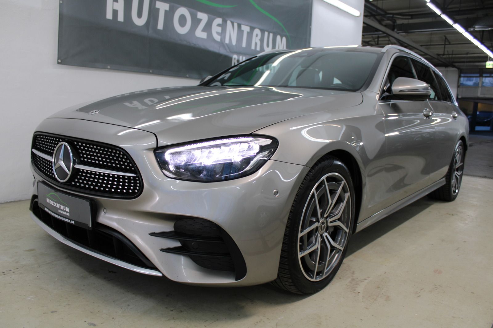 MERCEDES-BENZ E 220 d AMG-Line/AHK/Scheckheft/Glasdach/Kamera