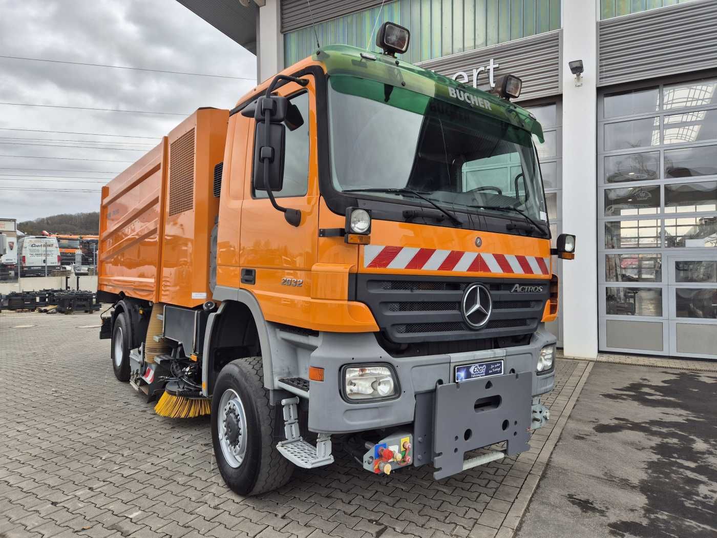Fahrzeugabbildung Mercedes-Benz Actros 2032 A 4x4 Bucher STKF 9500 Airport 30x