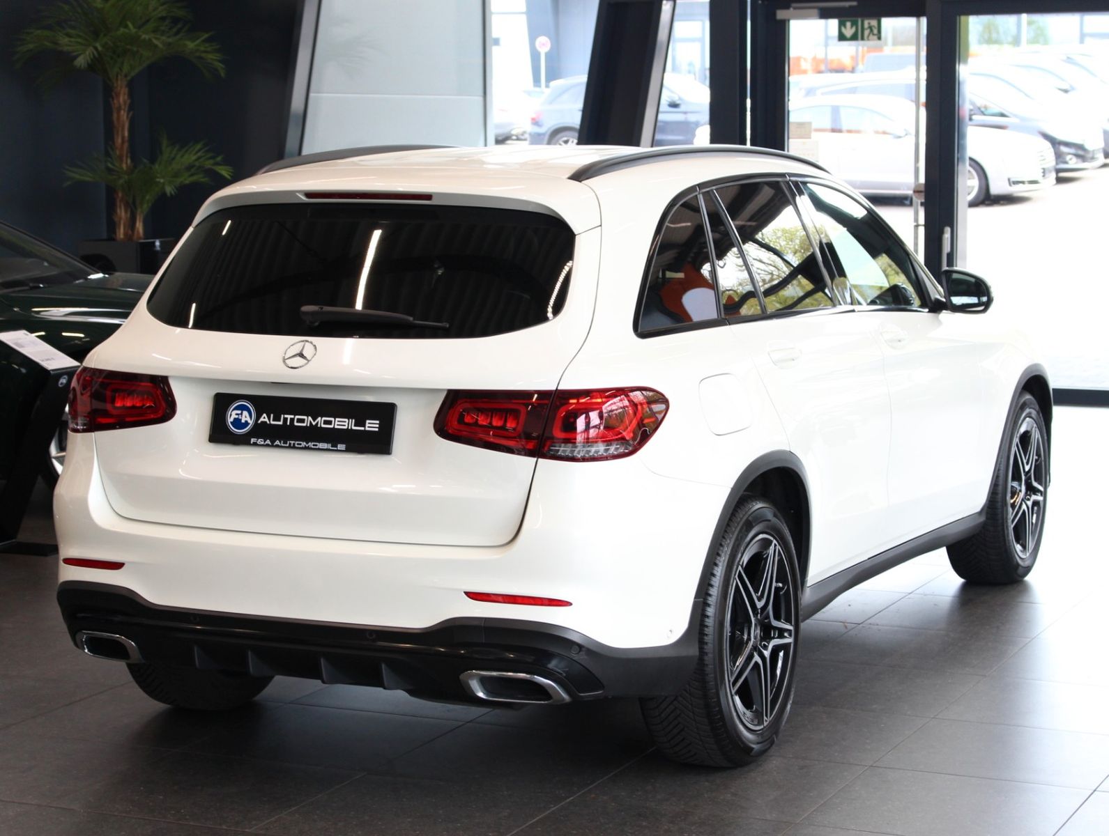 Fahrzeugabbildung Mercedes-Benz GLC 220d 4Matic AMG Line Standhzg.*Distronic*360