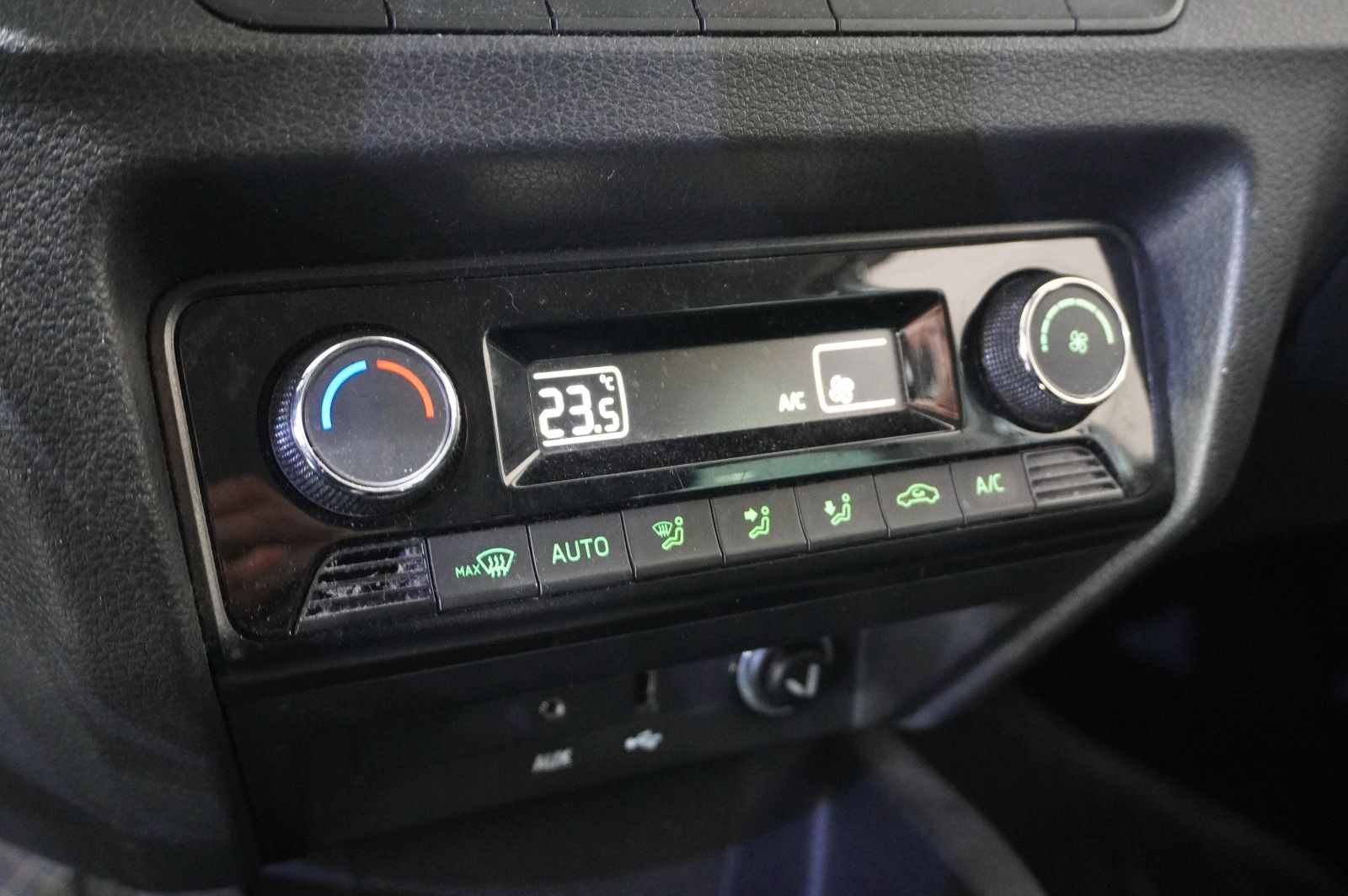 Fahrzeugabbildung SKODA Fabia Combi 1.4 TDI AMBITION DSG NAVI/LED/PDC