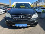 Mercedes-Benz ML 280 CDI/AHK/NAVI/BI-XENON/ALU/PDC/EURO 4// - schwarze Mercedes-Benz ML 280