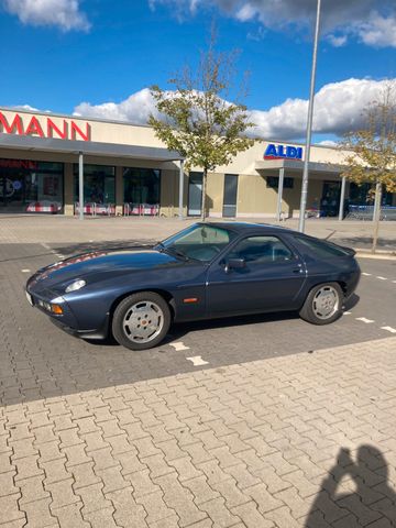 Porsche 928 