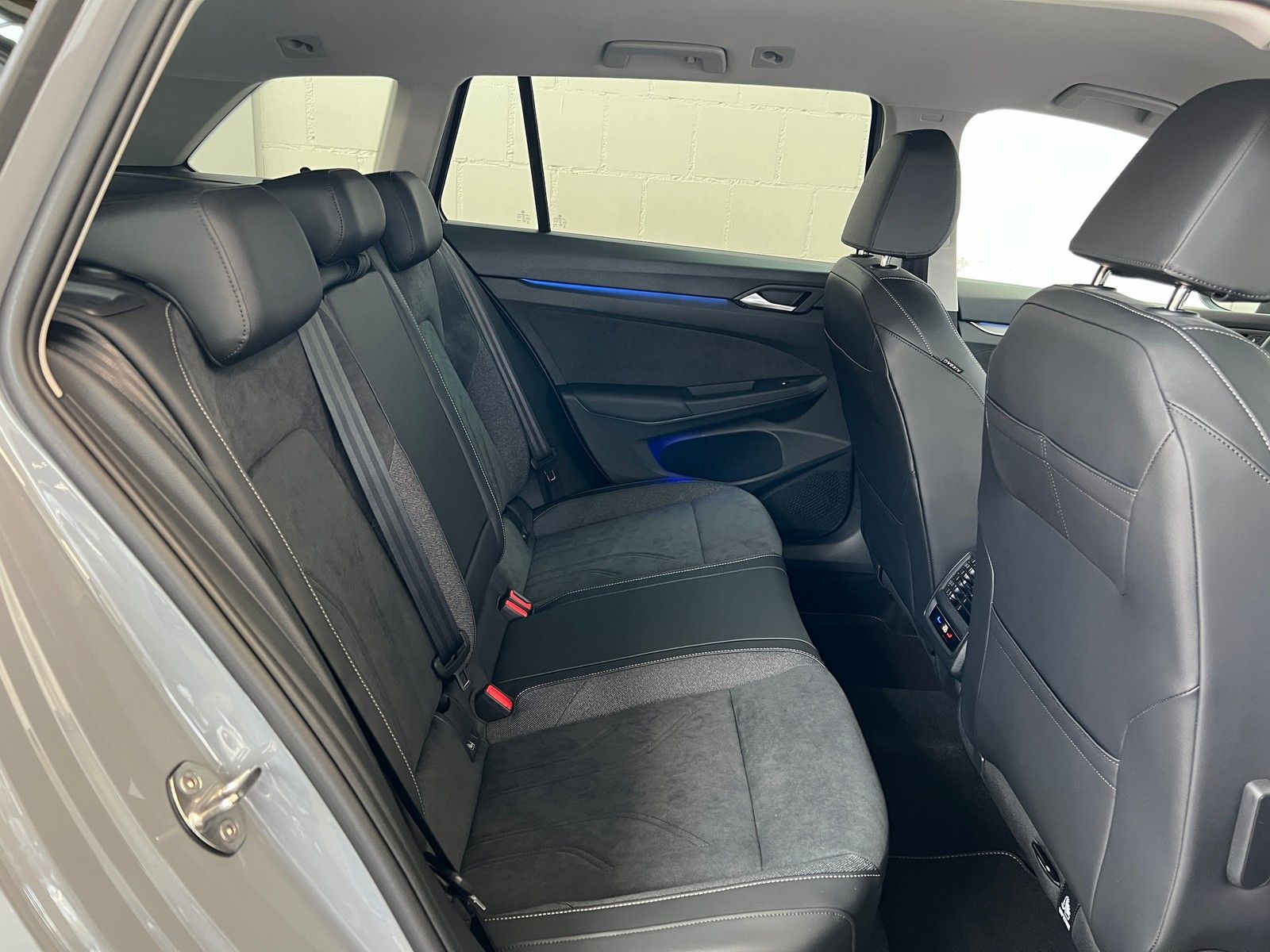 Fahrzeugabbildung Volkswagen Golf VIII Var. Style 1,5 eTSI DSG +IQ.Light+Navi