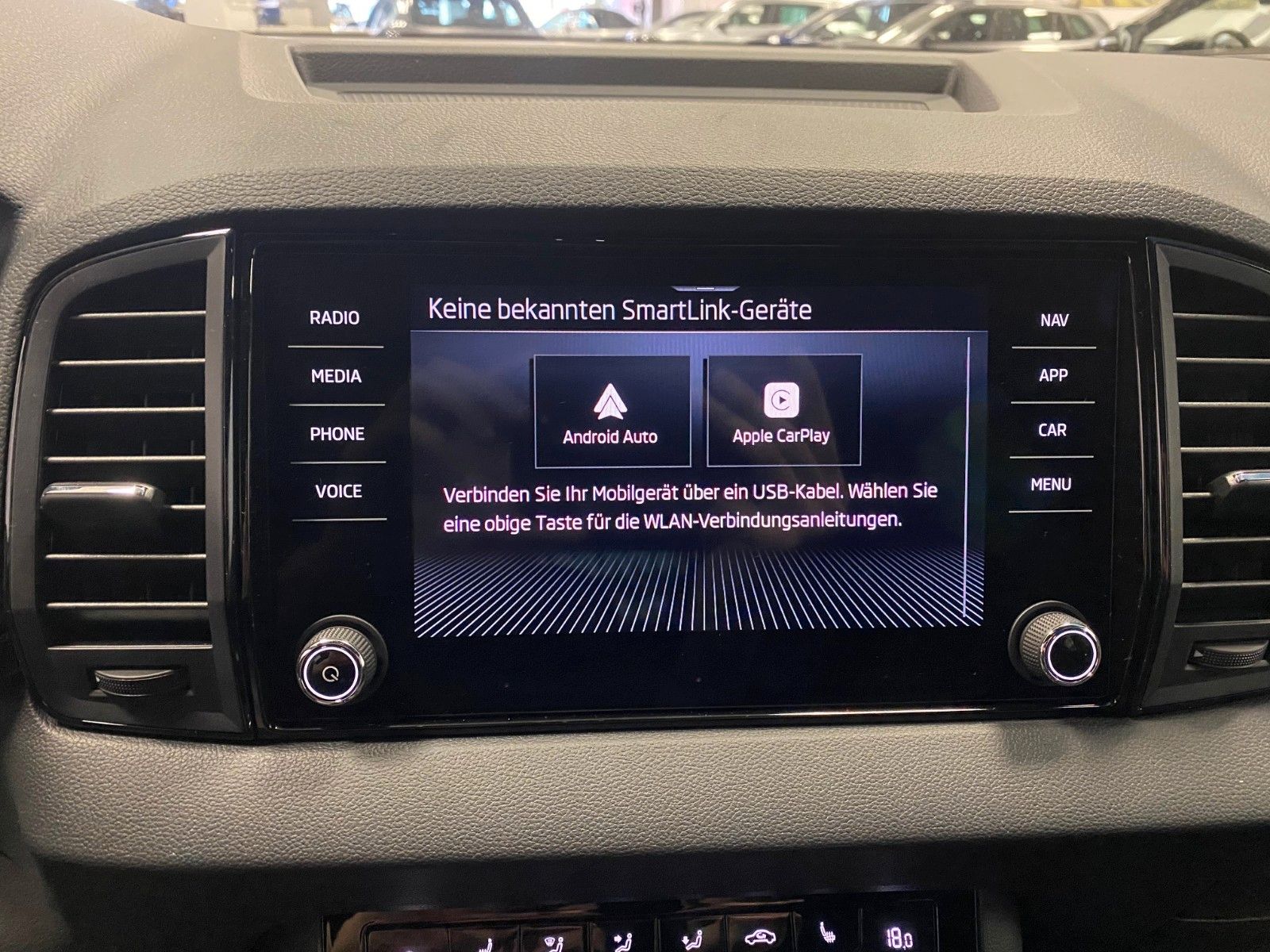 Fahrzeugabbildung SKODA Karoq 1.5l TSI DSG Sportline+NAVI+MATRIX+AHK+18"