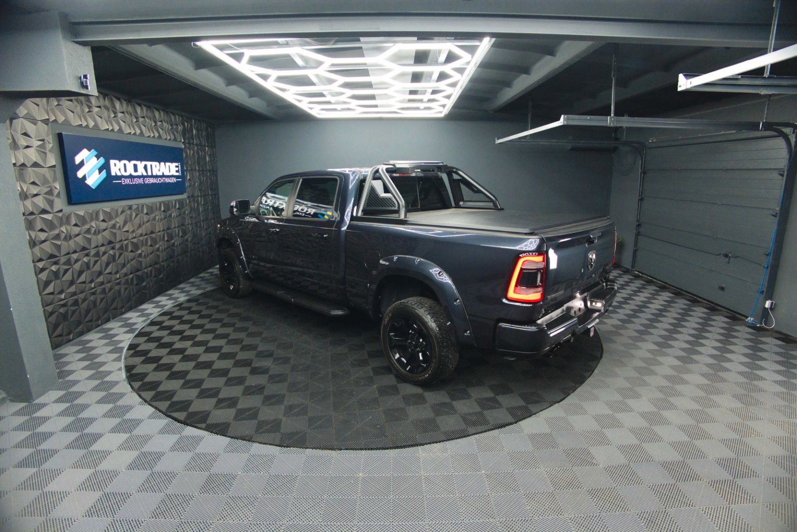 Fahrzeugabbildung Dodge RAM 5.7 V8 HEMI 4x4 OFFROAD Night-Paket LONGBED