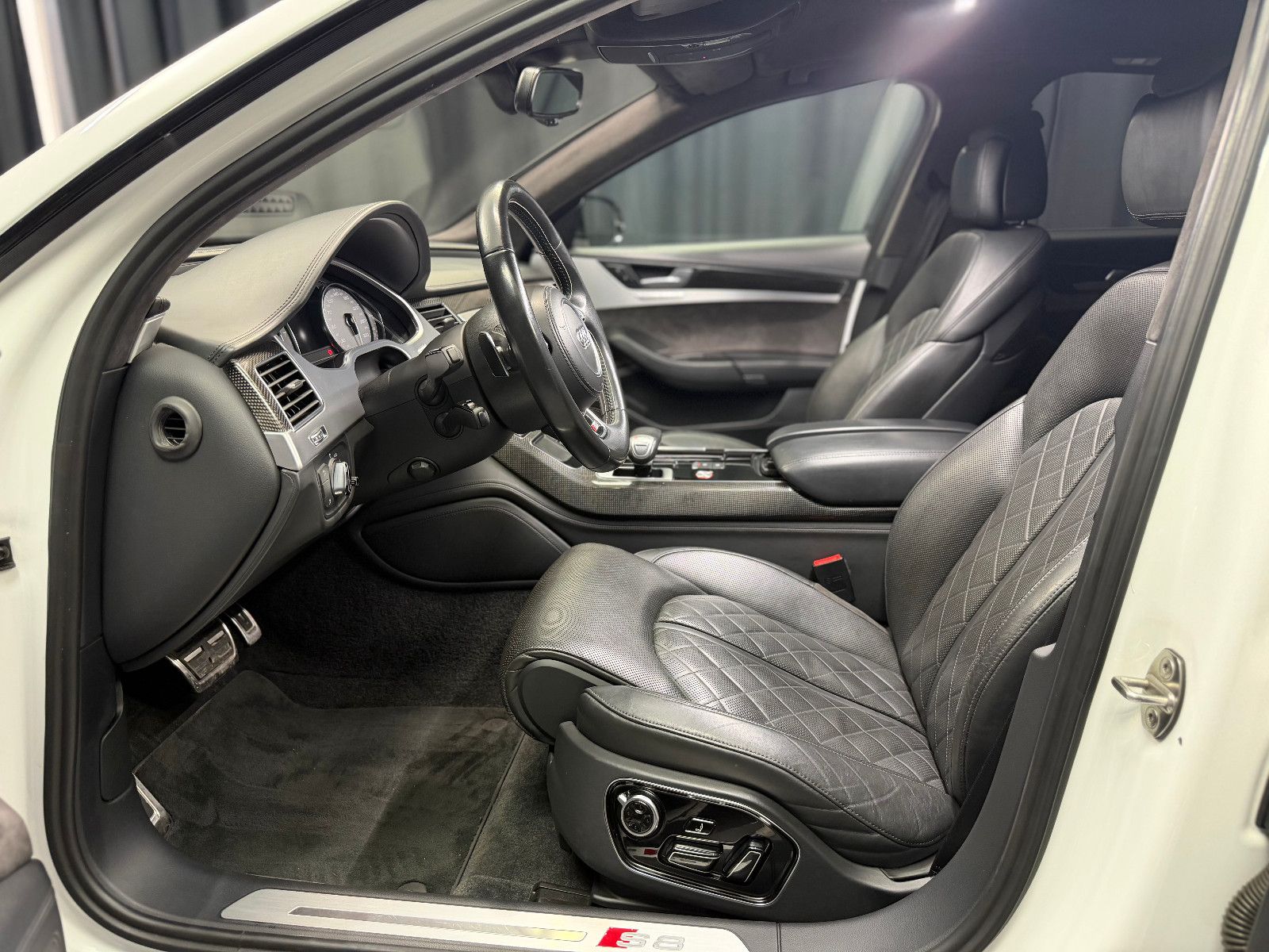 Fahrzeugabbildung Audi S8 4.0 TFSI quattro plus |KERAMIK|CARBON|MASSAGE