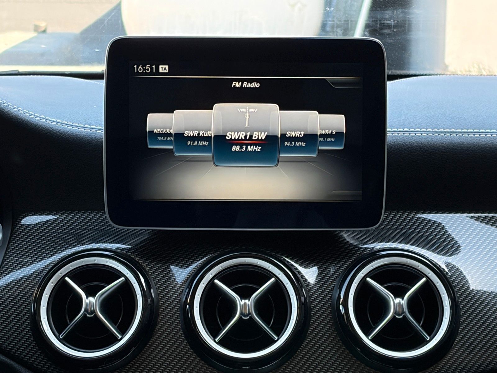 Fahrzeugabbildung Mercedes-Benz GLA 180 Urban Edition SHZ TEMP CAM NAVI BT LED