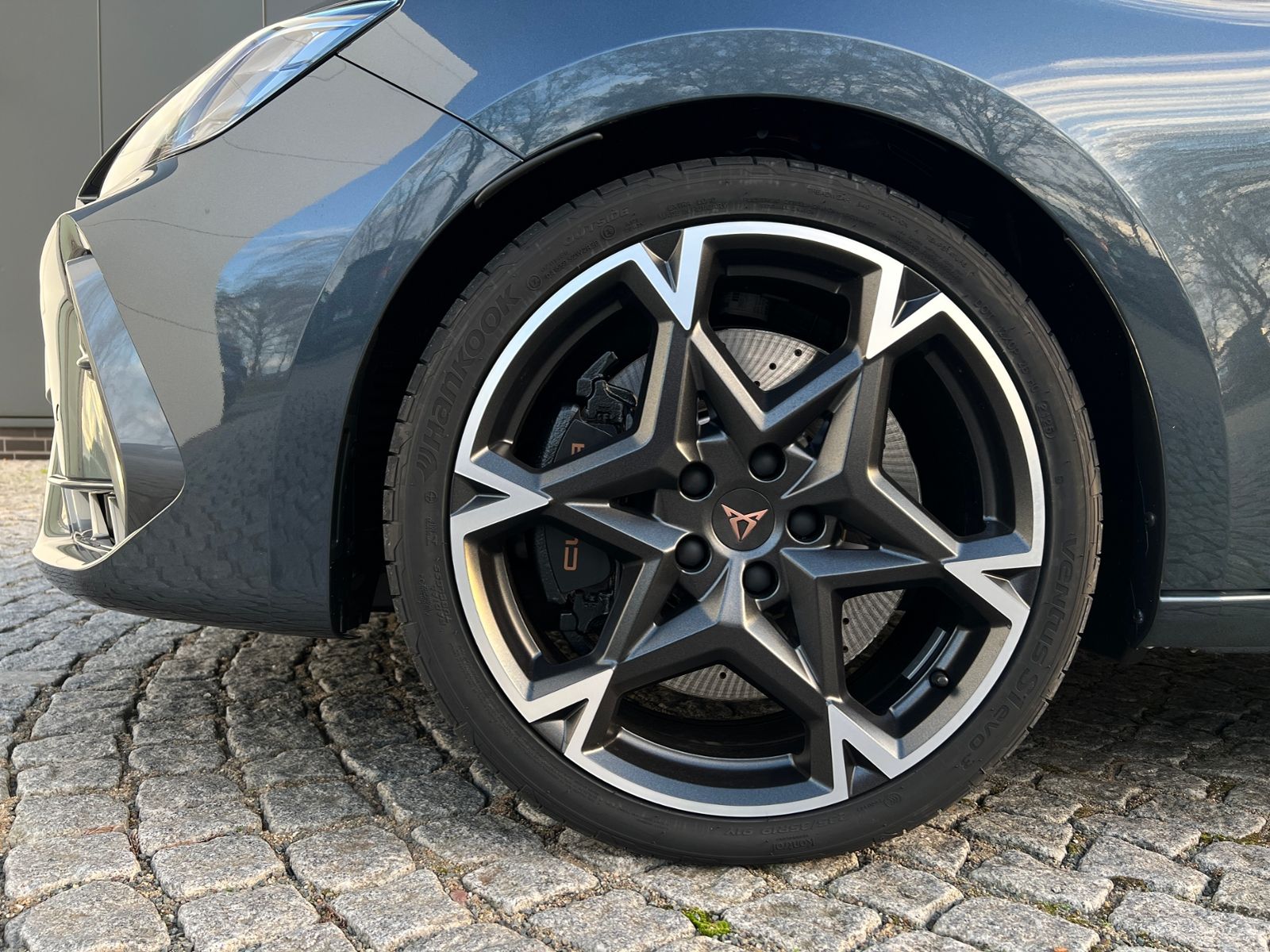 Fahrzeugabbildung CUPRA Leon Sportstourer VZ 2.0 TSI DSG 4Drive *AHK, LE