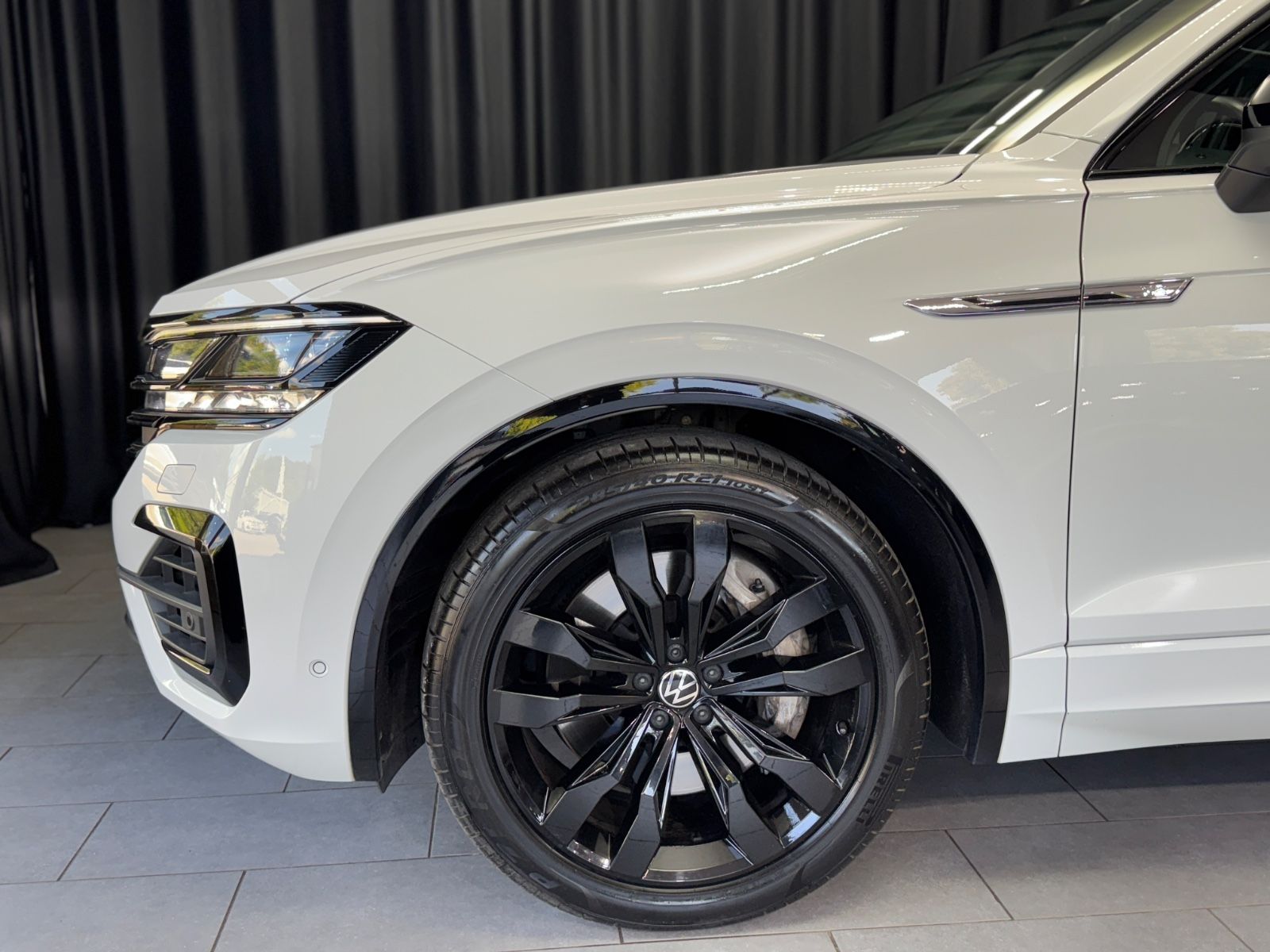 Fahrzeugabbildung Volkswagen Touareg 4.0 V8 TDI RLine|4Motion|MASSAGE|AHK|DYN