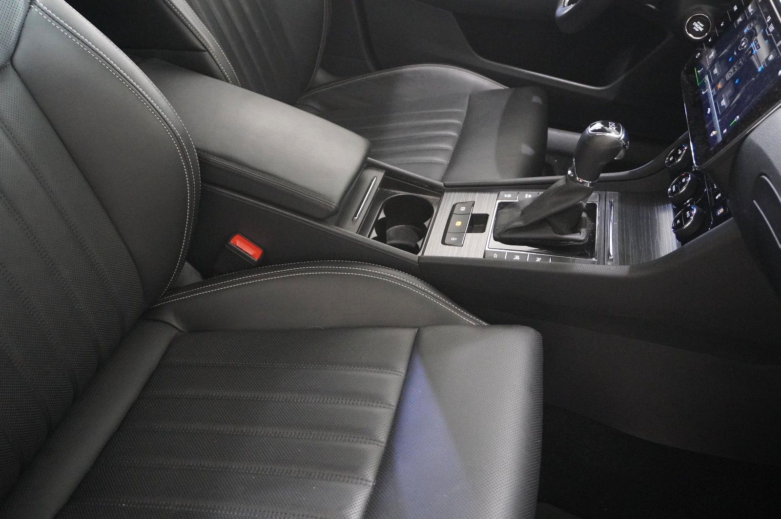 Fahrzeugabbildung SKODA Superb Combi 2.0D PREMIUM 4X4 NAVI/LED/360°/AHK