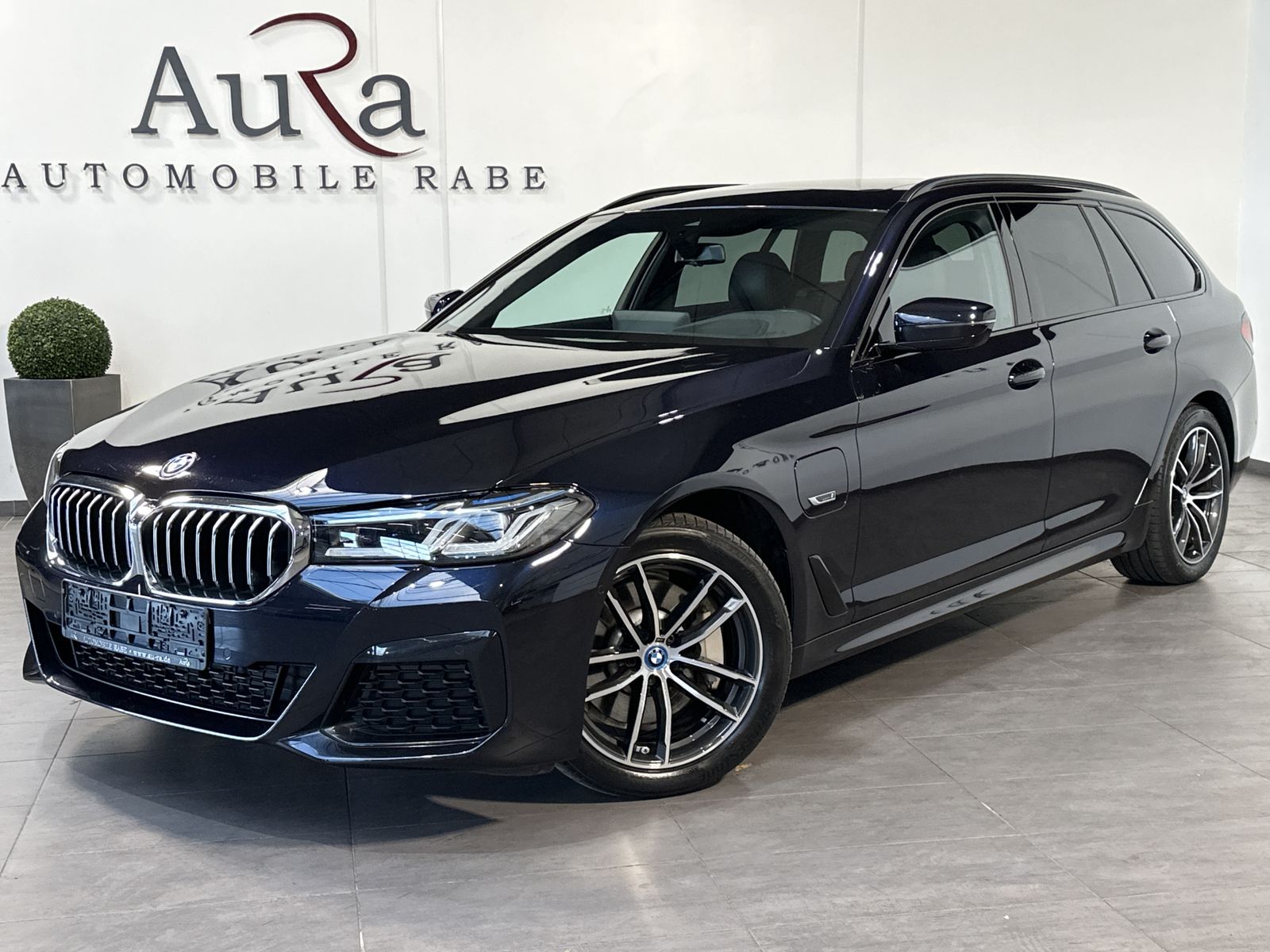 Fahrzeugabbildung BMW 530e Touring xDrive M-Sport NAV+LED+PANORAMA+HUD
