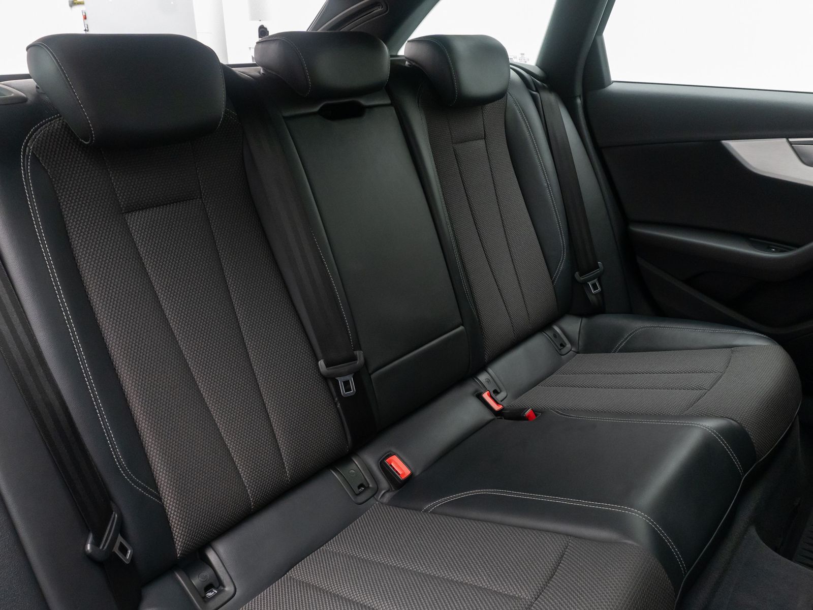 Fahrzeugabbildung Audi A4 quattro SLine Kamera DAB Massage Panorama 18"