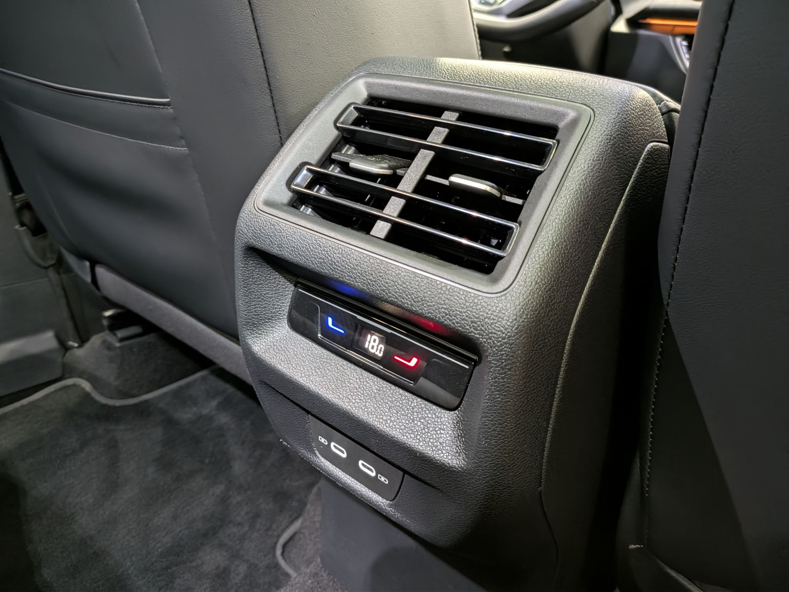 Fahrzeugabbildung Volkswagen Tayron 2.0TDI 4M R-Line Launch Pano Black AHK 20