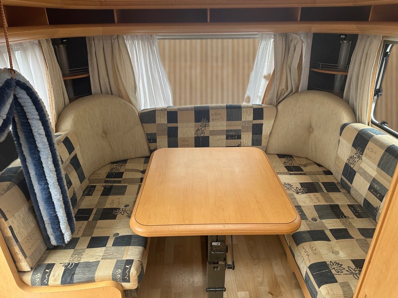 Fahrzeugabbildung Hobby De Luxe 495 UL Fahrradträger,Mover,Einzelbetten