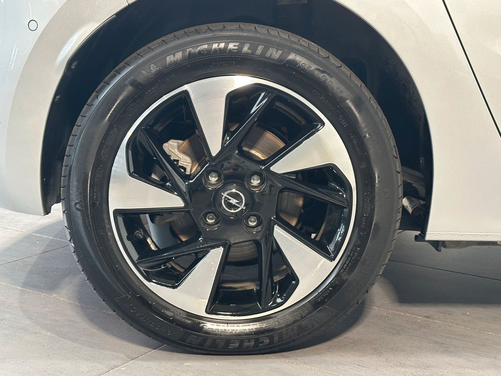 Opel Corsa e Elegance NAV+LED+KAMERA+SHZ+KEYLESS imagem 3