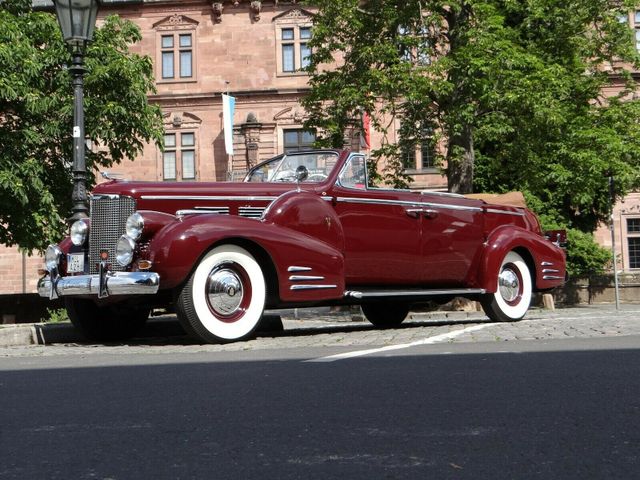 Cadillac Series 75 Fleetwood Convertible-Sedan