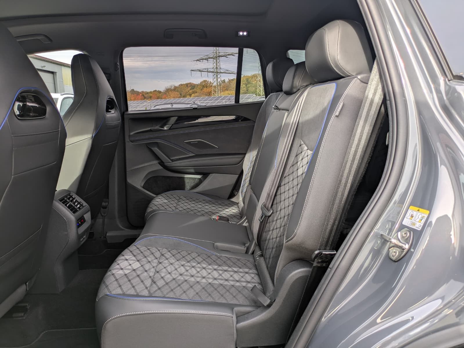 Fahrzeugabbildung Volkswagen Tayron 2.0 TDI 4M R-Line 7Si*MATRIX*AHK*PANO*HUD