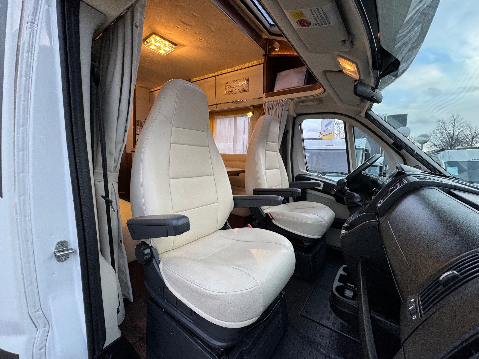 Fahrzeugabbildung Eura Mobil PROFILA RS 670 SB SAT HUBBETT LOUNGE PAKET LEDER