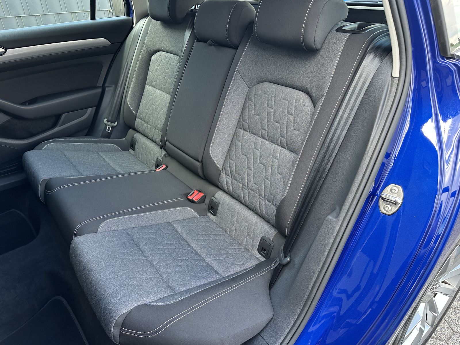 Fahrzeugabbildung Volkswagen Passat Variant R-Line NAV+LED+ACC+KAMERA+18ZO+PP