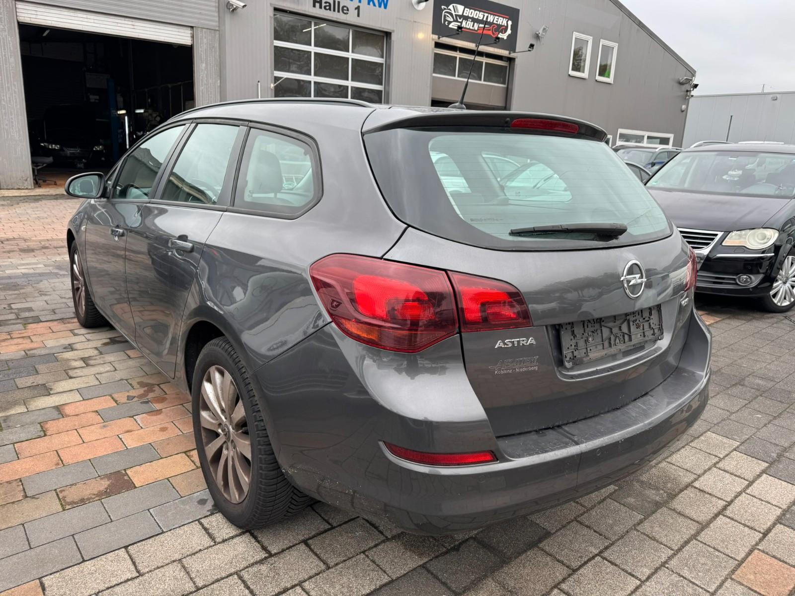 Opel Astra 2011 — салон