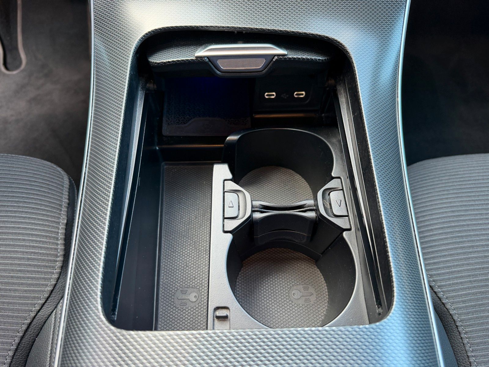 Fahrzeugabbildung Mercedes-Benz C 200d T Avantgarde+AHK+Ambiente+RKamera+MBUX+