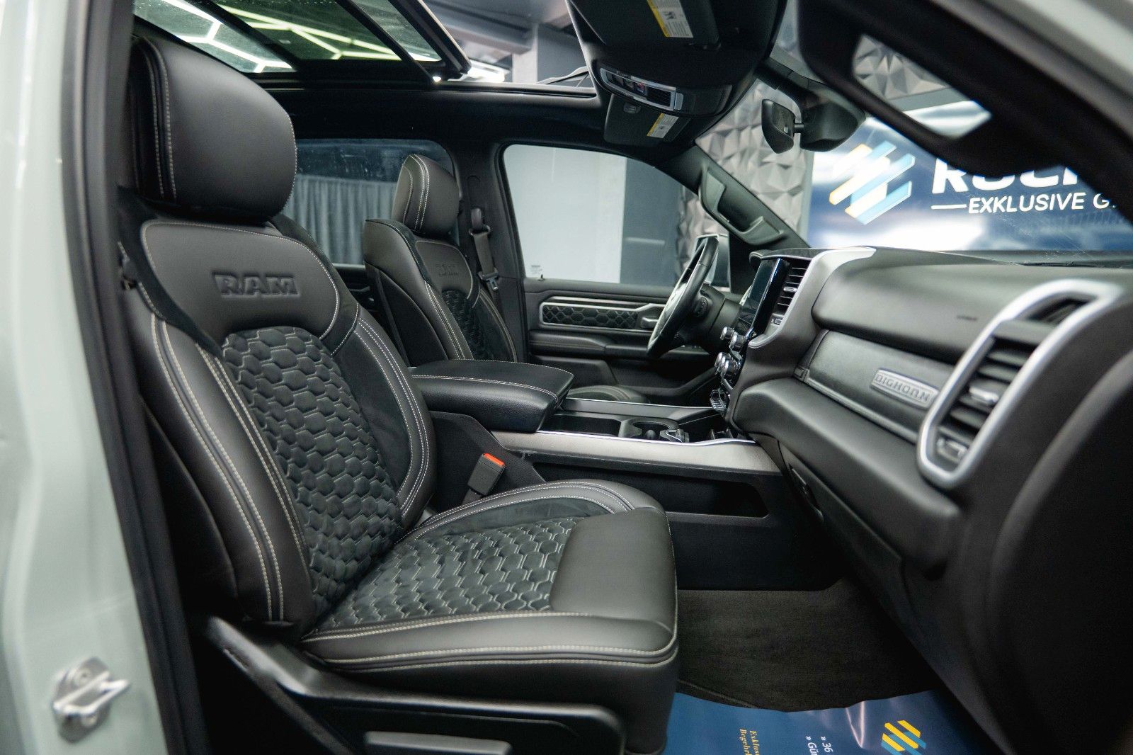 Fahrzeugabbildung Dodge RAM 5.7 V8 HEMI 4x4 OFFROAD Night-Edition *Pano*