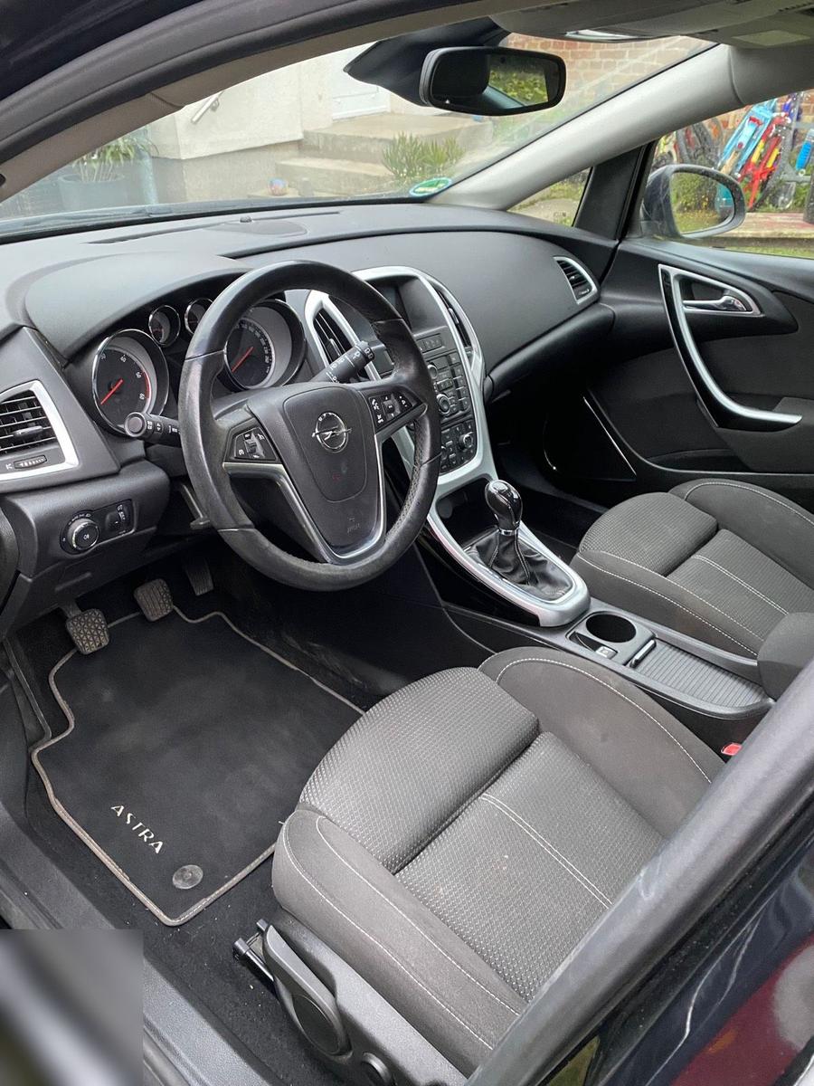 Opel Astra 2011 — photo 5