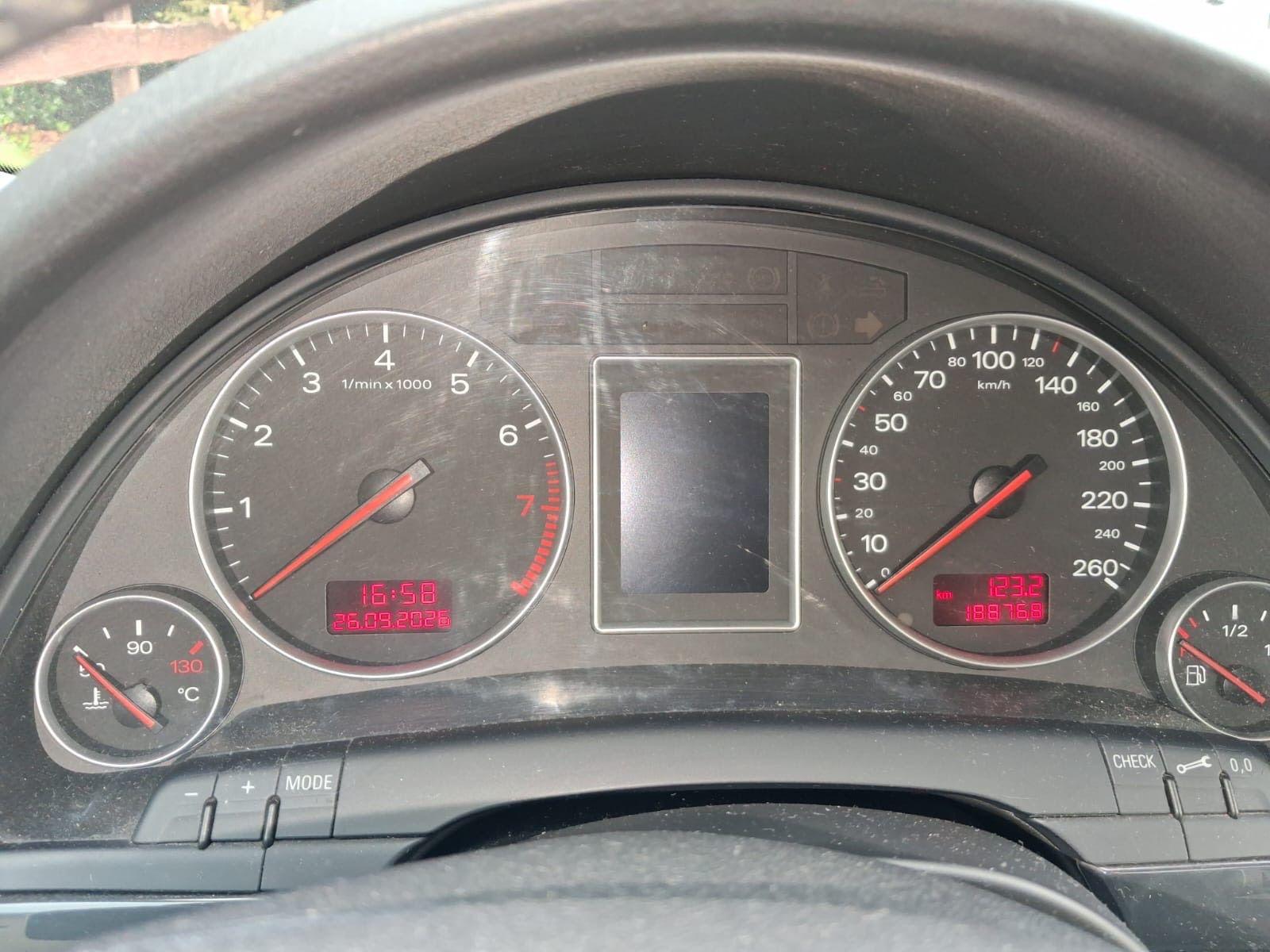 Audi A4 2004 — photo 7