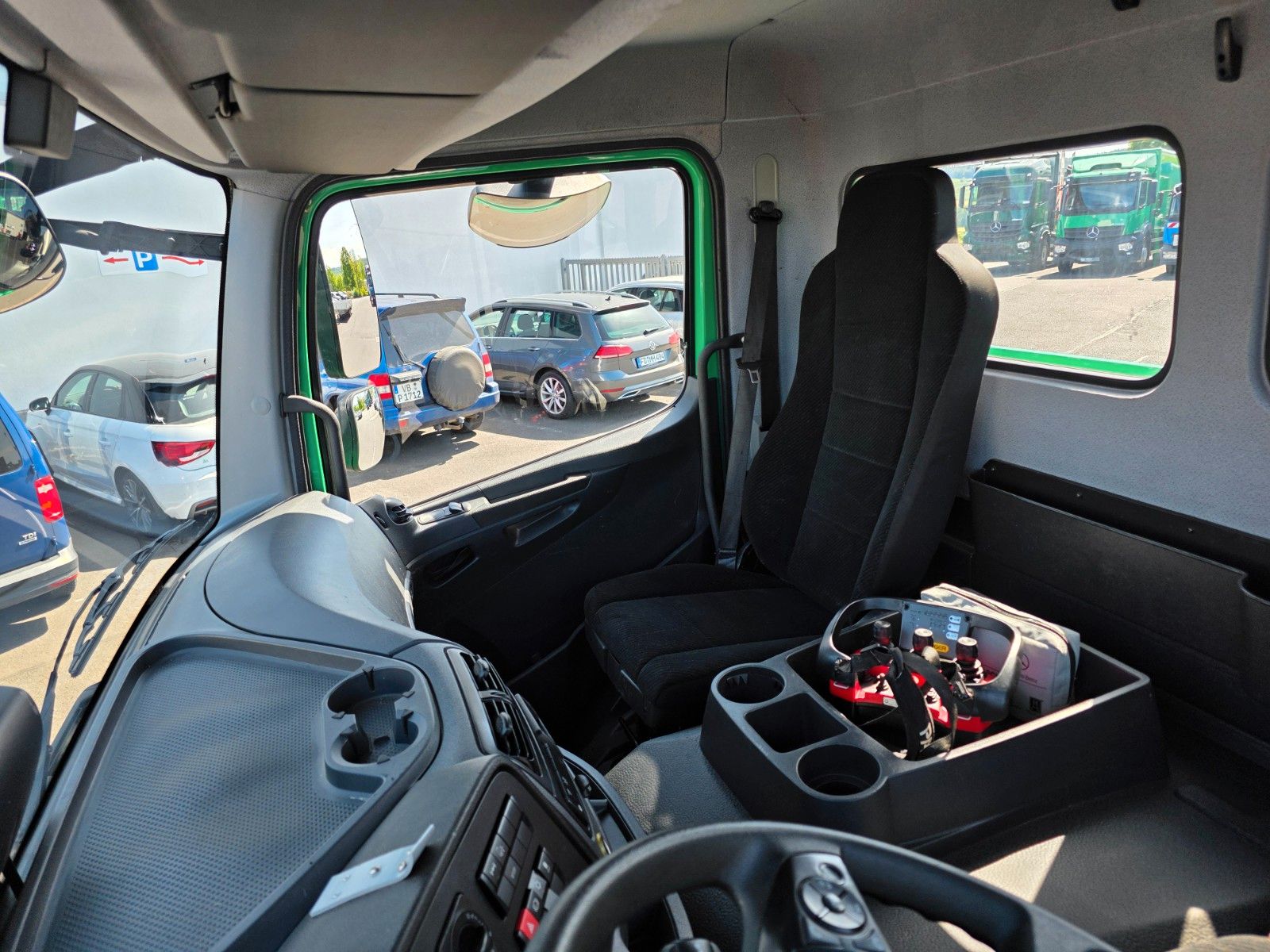 Fahrzeugabbildung Mercedes-Benz Atego 1324 L Glasreff Palfinger PK 12.501 Funk