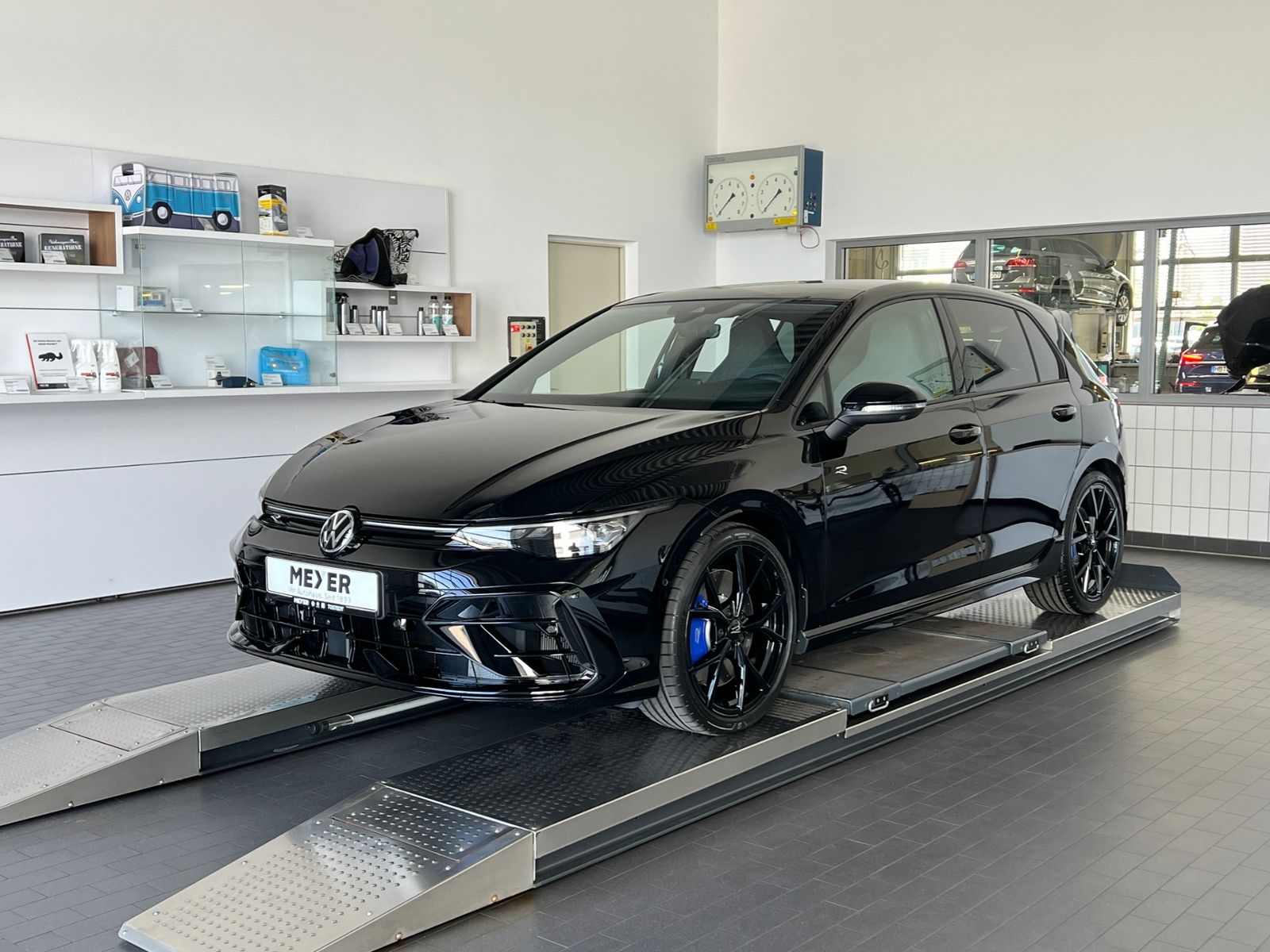 Fahrzeugabbildung Volkswagen Golf VIII R 2.0 TSI DSG 4MOTION *R-Performance P