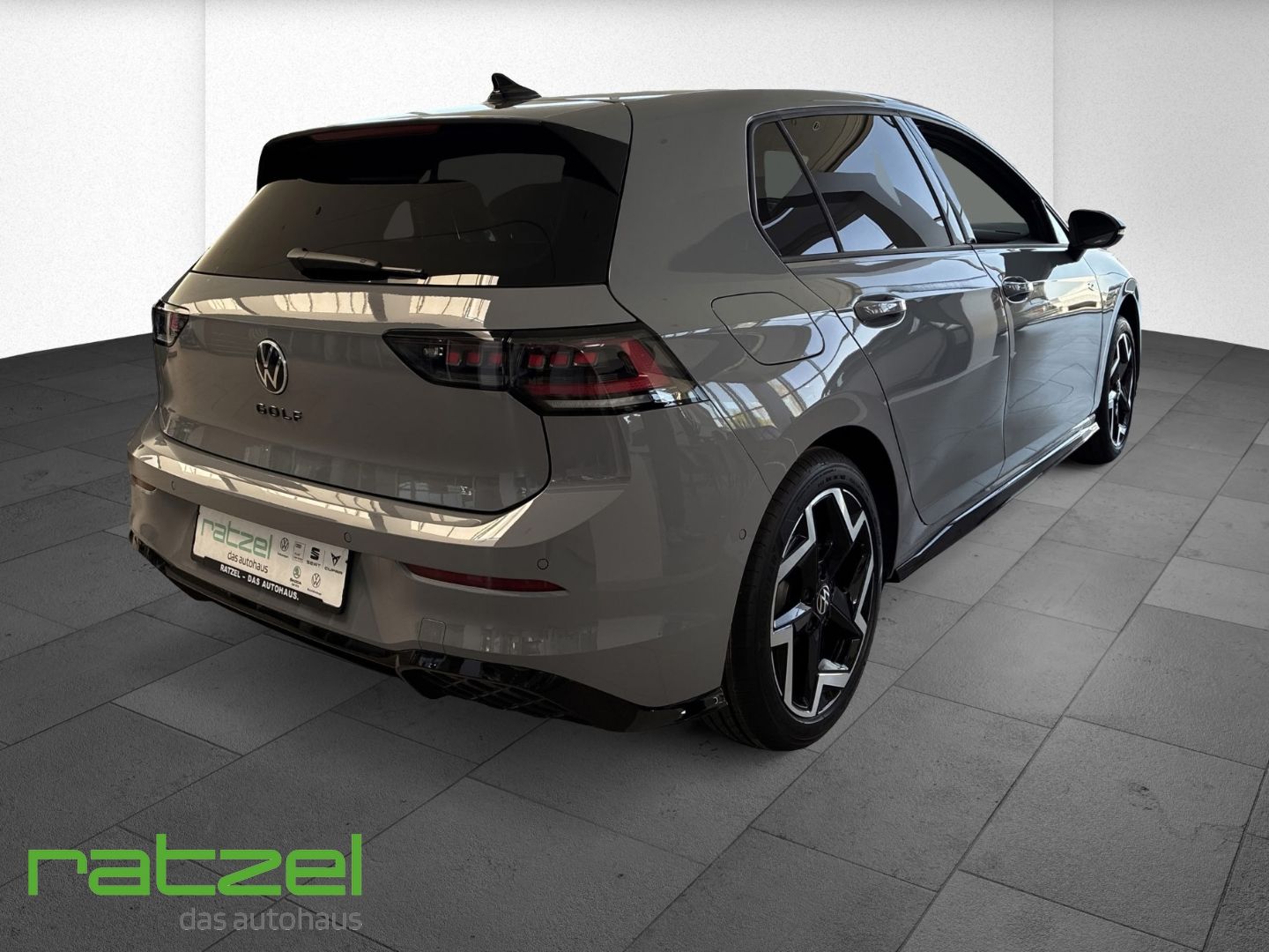 Fahrzeugabbildung Volkswagen Golf VIII R-Line AHK+3-Zonen Klima+IQ.LIGHT