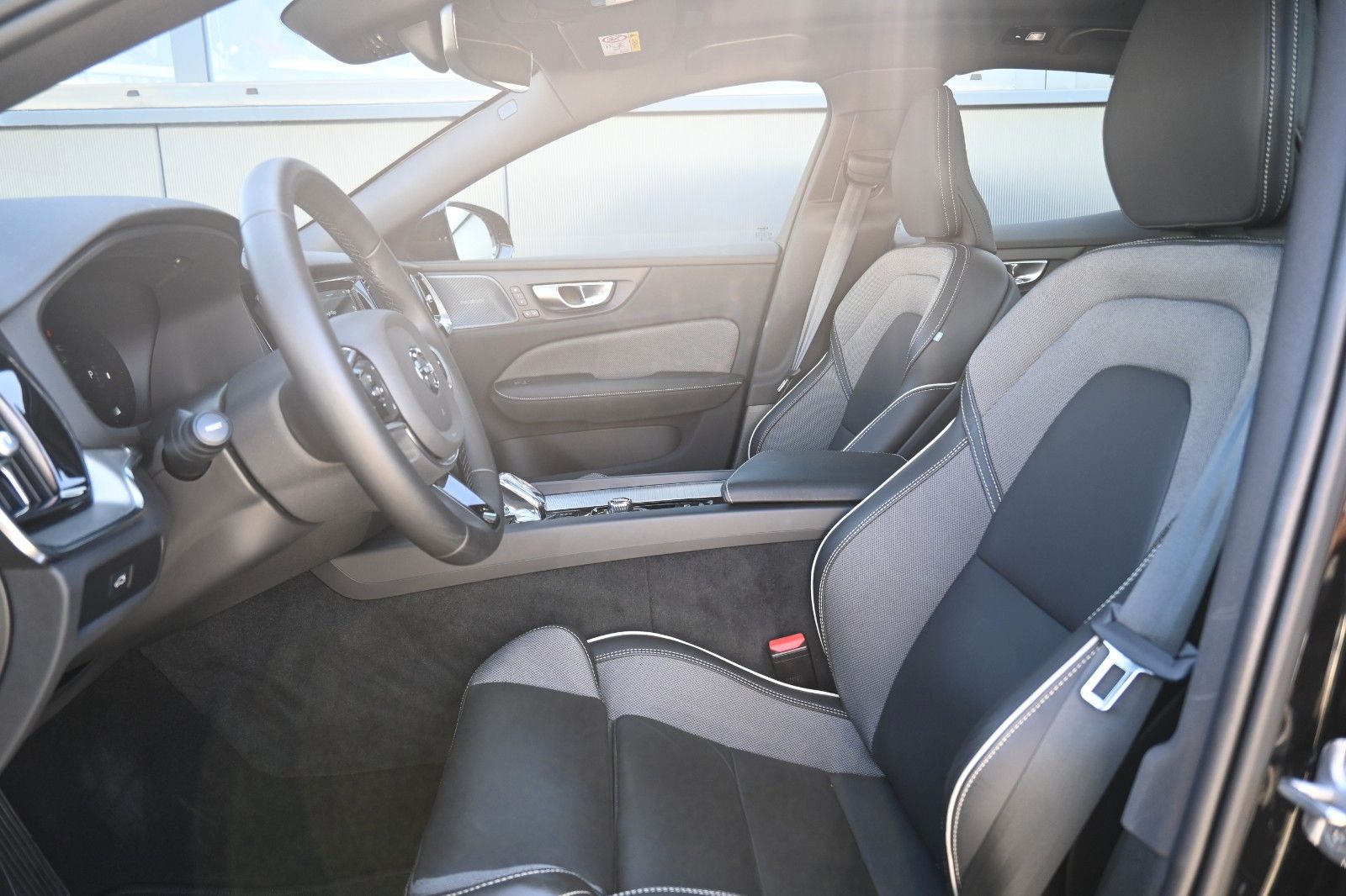 Fahrzeugabbildung Volvo S60 B4 Plus Dark*LED*PANO*STHZ*H&K*360*QI*19"