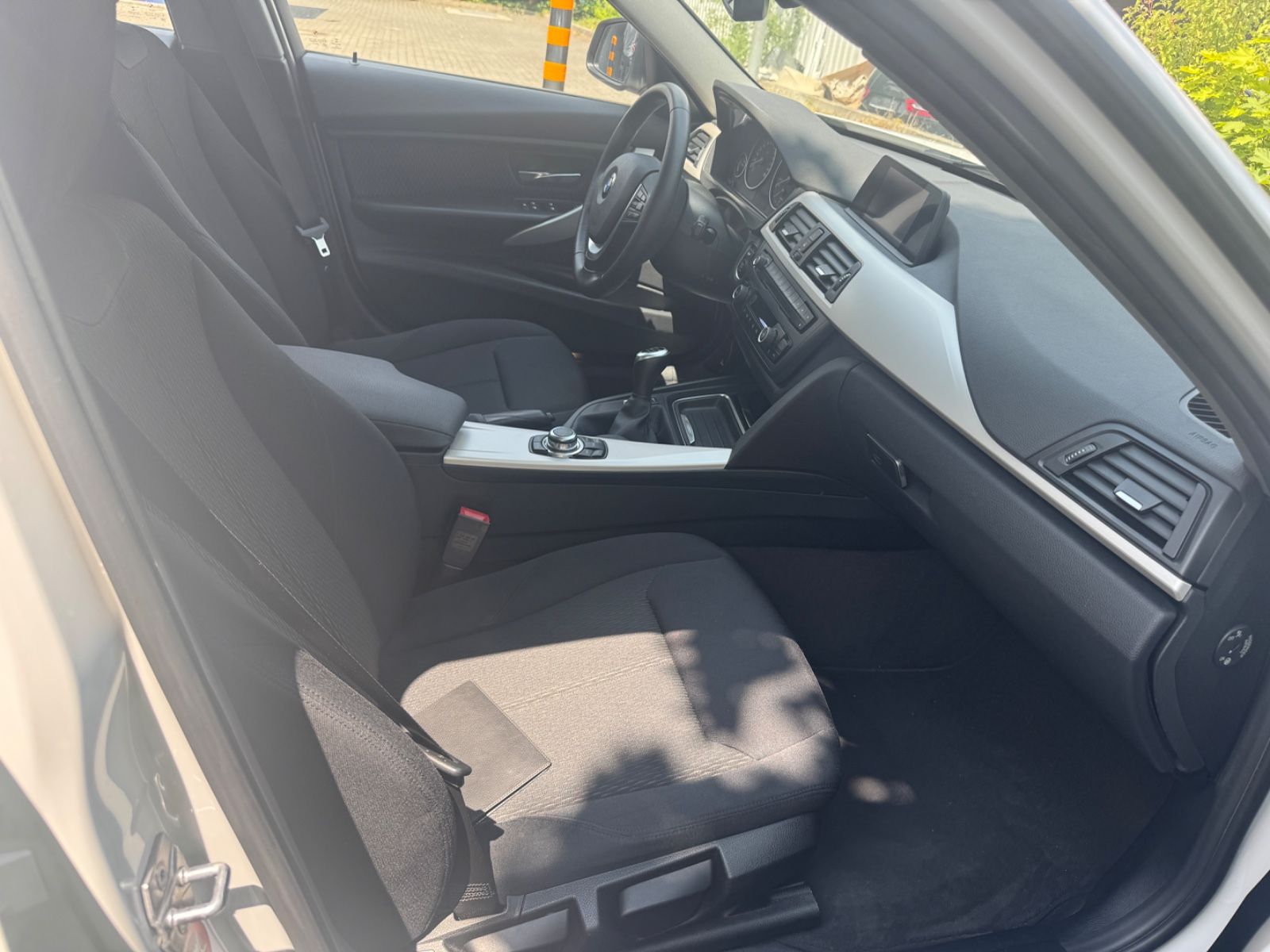 Fahrzeugabbildung BMW 318 Baureihe 3 Lim. 318 d xDrive Navi+Bluetooth