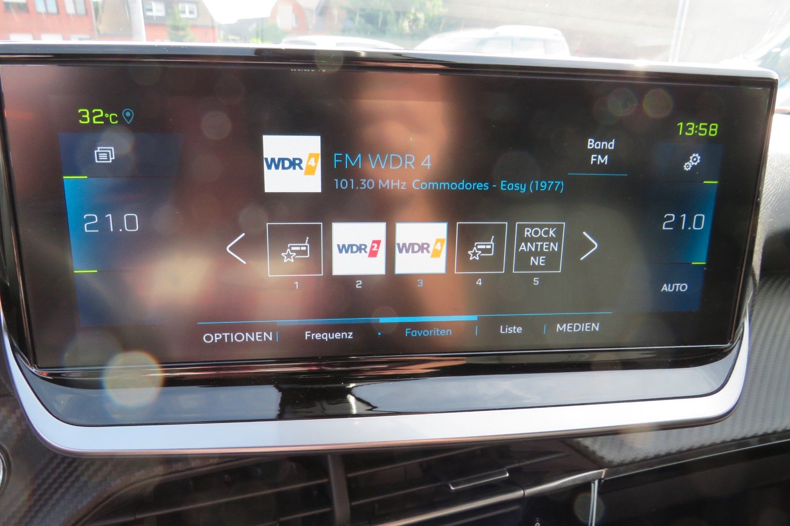 Fahrzeugabbildung Peugeot 2008 e- ALLURE NAVI GRA APP-CON SITZH. PDC 1.HD