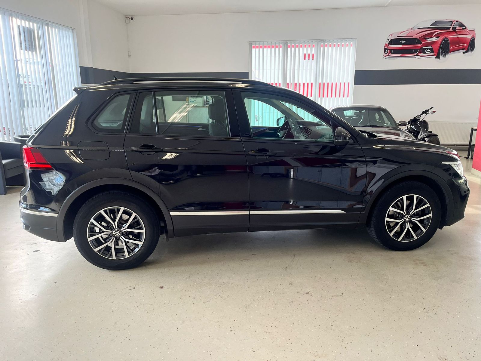 Fahrzeugabbildung Volkswagen Tiguan Life 2,0 TDI ACC/LED/AHK/SHZ/StHz/HARMAN