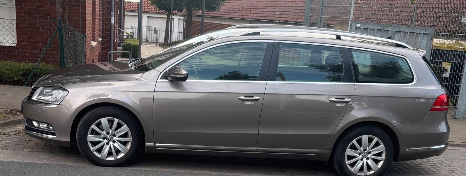 Volkswagen Passat 2011 — rear view