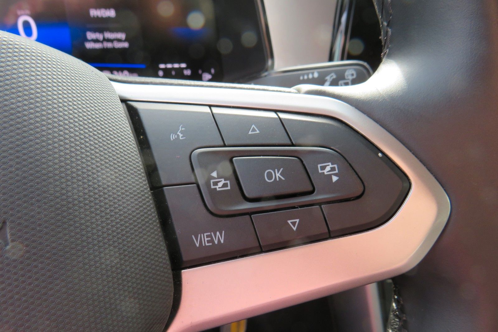 Fahrzeugabbildung Volkswagen T-Roc Life DSG AHK NAVI SITZH. APP-CON. LED 1Hd