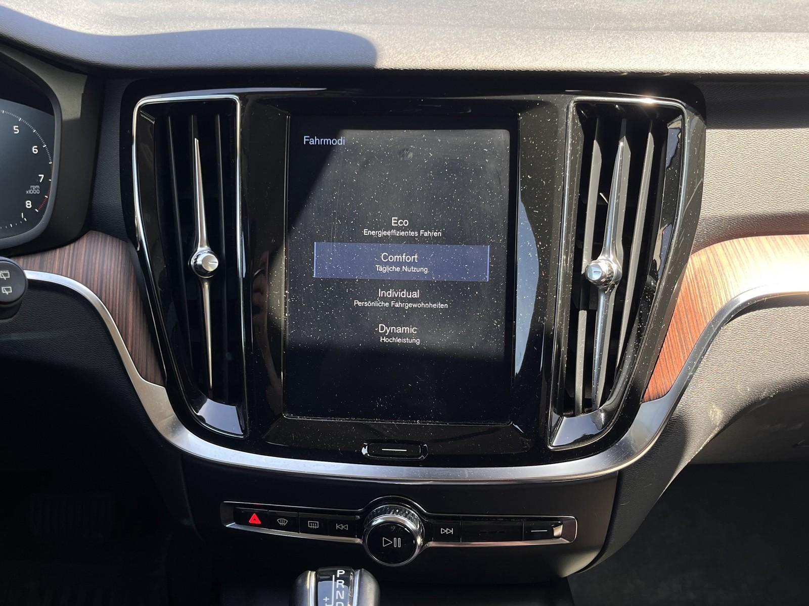 Volvo V60 Kombi AWD /HK-ANLAGE/LED/NAVI/LEDER/