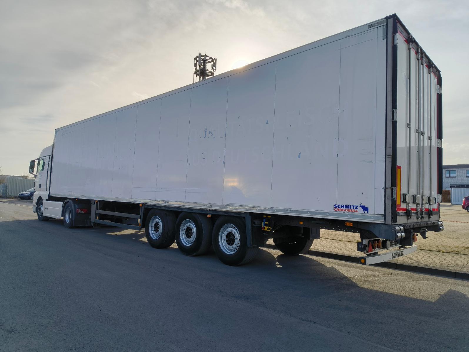 Schmitz Cargobull SKO24 ThermoKing SLX200 mit Fleisch Rohrbahnen