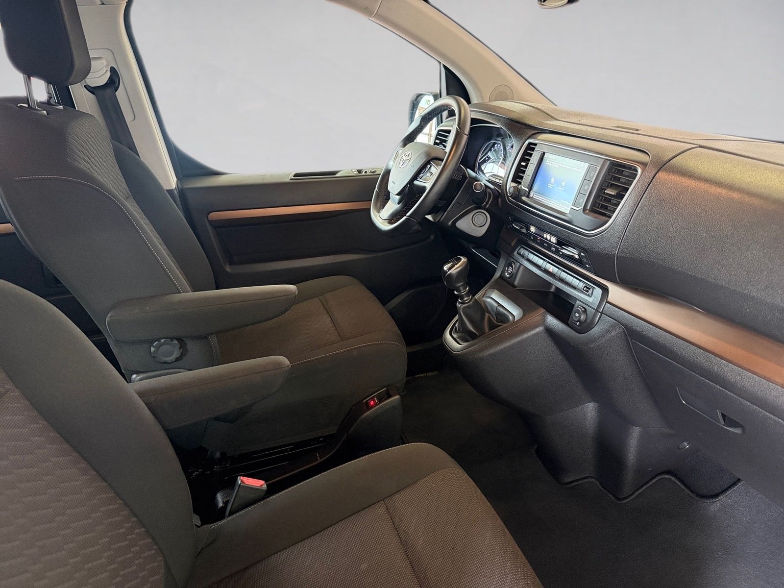 Fahrzeugabbildung Toyota Proace Verso 2.0 D-4D L1 Team D. 8 Sitzer