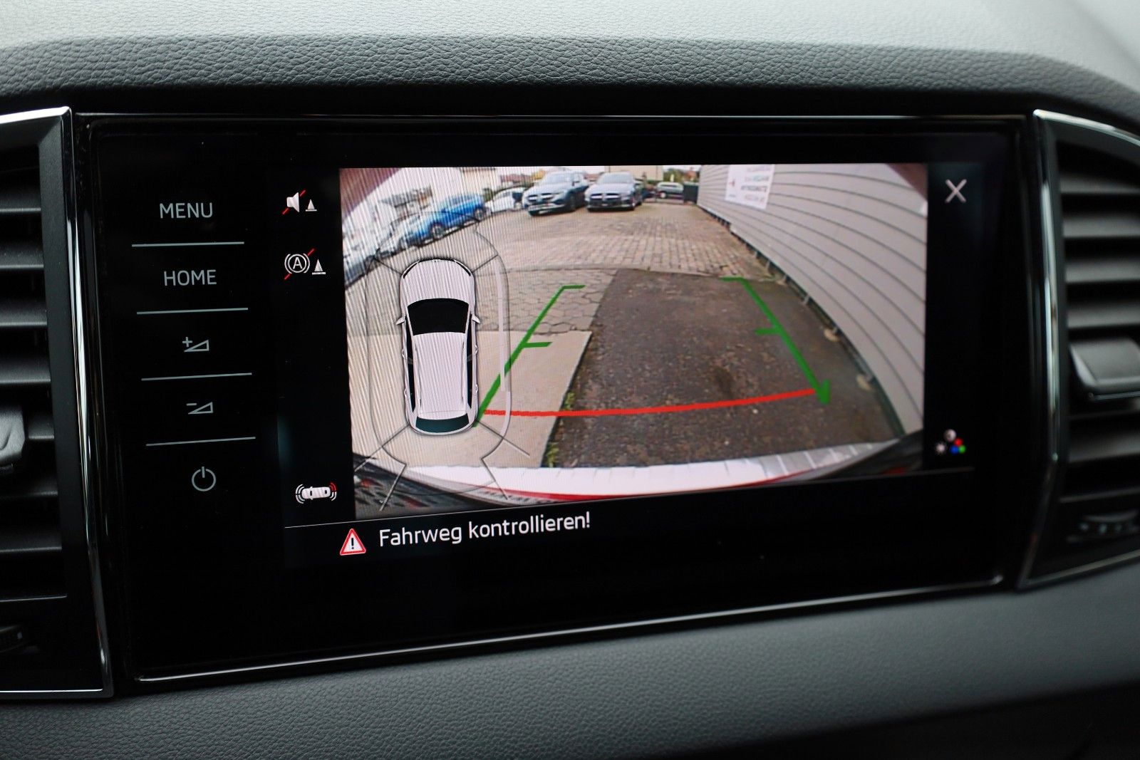 Fahrzeugabbildung SKODA Karoq Sportline 4x4 Navi,LED,Panorama,Apple CarP