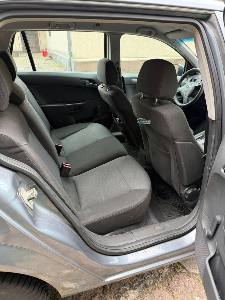 Opel Astra 2004 — interior